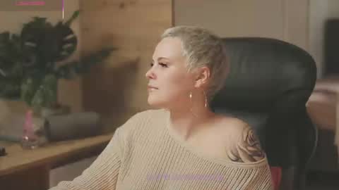 likaaberry online show from November 16, 2:11 pm