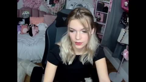 Snapshot of lil__bunny2005 chatting on December 1, 7:47 pm Lil Bunny online show from December 1, 7:47 pm