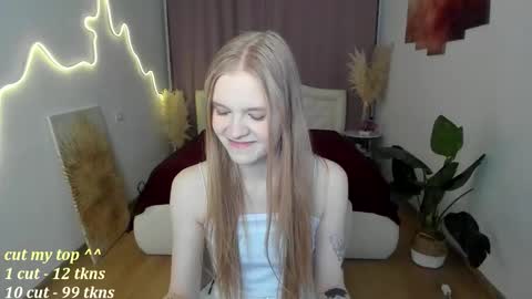 Snapshot of lil_cookie_monster chatting on February 5, 1:27 pm Erica online show from February 5, 1:27 pm