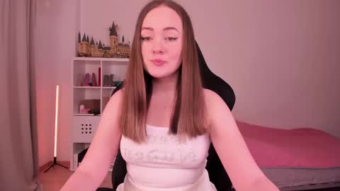 Snapshot of lil_happiness chatting on February 18, 6:15 pm for free registration 3 online show from February 18, 6:15 pm