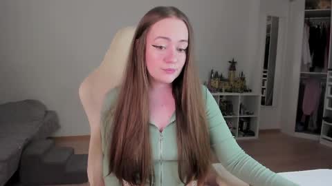 Snapshot of lil_happiness chatting on April 6, 5:25 pm for free registration 3 online show from April 6, 5:25 pm