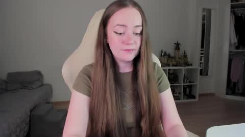 Snapshot of lil_happiness chatting on April 7, 6:08 pm for free registration 3 online show from April 7, 6:08 pm