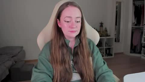 Snapshot of lil_happiness chatting on April 9, 10:26 pm for free registration 3 online show from April 9, 10:26 pm