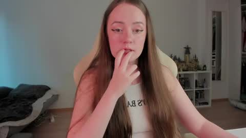 Snapshot of lil_happiness chatting on May 8, 5:07 pm for free registration 3 online show from May 8, 5:07 pm
