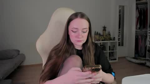 Snapshot of lil_happiness chatting on May 10, 6:35 pm for free registration 3 online show from May 10, 6:35 pm