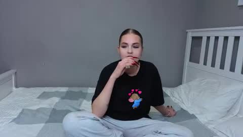 Snapshot of lil_honey_bunny chatting on October 3, 1:41 pm Emma online show from October 3, 1:41 pm