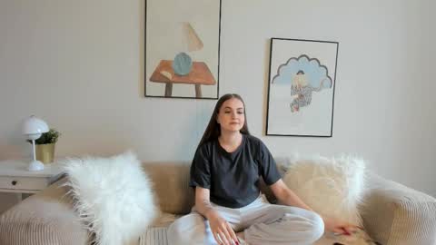 Snapshot of lil_honey_bunny chatting on October 4, 6:33 am Emma online show from October 4, 6:33 am