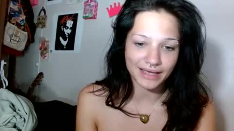 Snapshot of lil_luluvert chatting on April 15, 4:41 am lil_luluvert online show from April 15, 4:41 am