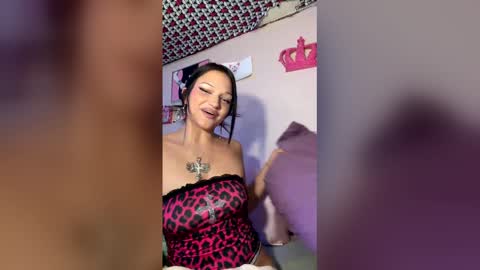 Snapshot of lil_luluvert chatting on May 6, 3:02 am lil_luluvert online show from May 6, 3:02 am