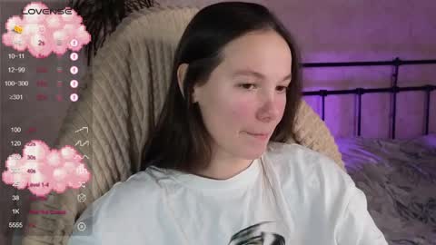 Snapshot of lil_luna_x chatting on April 19, 10:01 pm little moon online show from April 19, 10:01 pm