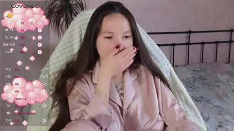 Snapshot of lil_luna_x chatting on May 3, 3:34 am little moon online show from May 3, 3:34 am