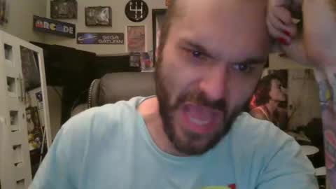 Snapshot of lil_tea_break_6996 chatting on February 16, 10:43 pm t online show from February 16, 10:43 pm