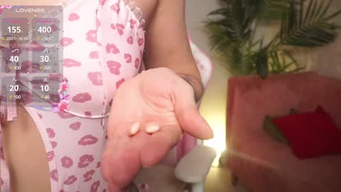Snapshot of lili_01 chatting on December 2, 11:56 am Lili online show from December 2, 11:56 am