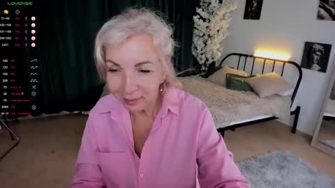 Snapshot of lilia_moons chatting on September 9, 11:21 am Lilia online show from September 9, 11:21 am
