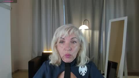 Snapshot of lilia_moons chatting on September 25, 11:14 am Lilia online show from September 25, 11:14 am
