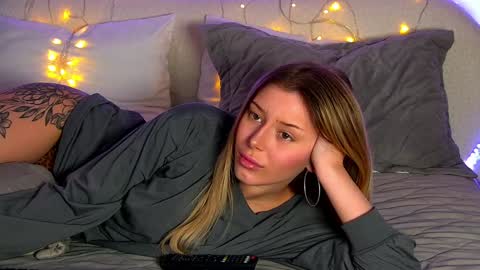 Mia online show from December 12, 1:39 pm