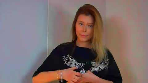 Mia online show from February 18, 3:43 pm