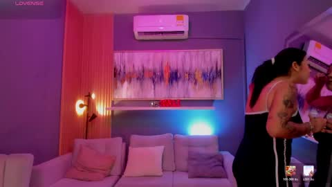 holis soy lily chang no olvides el pulgar arriba es muy importante para mi 3 independent model online show from April 29, 7:53 pm
