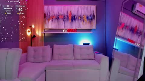 holis soy lily chang no olvides el pulgar arriba es muy importante para mi 3 independent model online show from May 9, 5:29 pm
