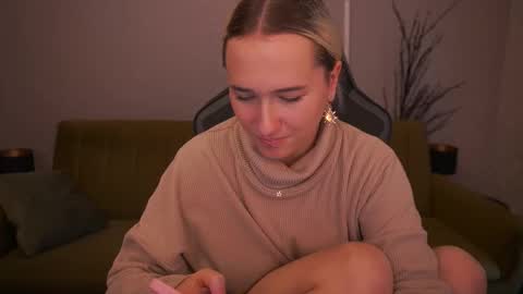 lilielfie online show from October 12, 1:43 pm