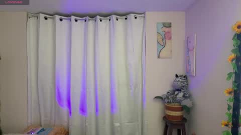 Snapshot of lilithrose_b chatting on April 15, 6:53 am Lele online show from April 15, 6:53 am