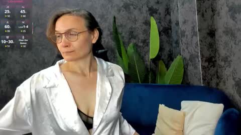 lillian_white1 online show from October 12, 12:42 am