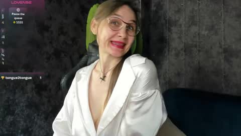 lillian_white1 online show from April 28, 2:27 am
