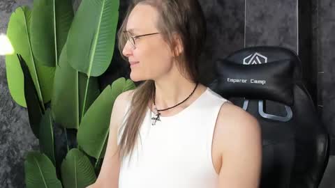 lillian_white1 online show from May 3, 1:00 am