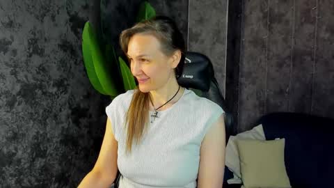 lillian_white1 online show from May 6, 1:14 am