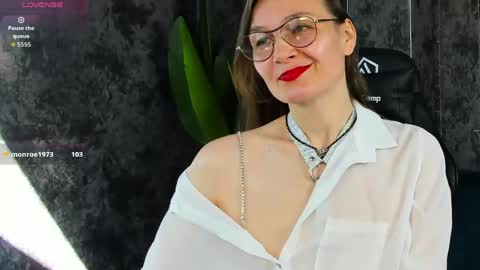 lillian_white1 online show from May 19, 1:56 am