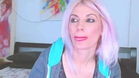 Snapshot of lillianasara chatting on February 13, 3:29 am Lara online show from February 13, 3:29 am