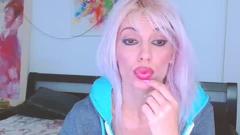 Snapshot of lillianasara chatting on February 15, 5:19 am Lara online show from February 15, 5:19 am