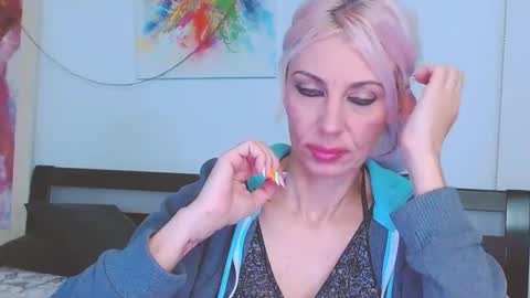 Snapshot of lillianasara chatting on February 16, 2:20 am Lara online show from February 16, 2:20 am