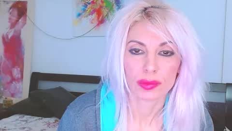 Snapshot of lillianasara chatting on February 18, 1:54 am Lara online show from February 18, 1:54 am