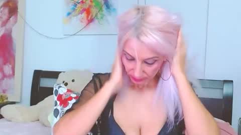 Snapshot of lillianasara chatting on October 15, 8:53 pm Lara online show from October 15, 8:53 pm