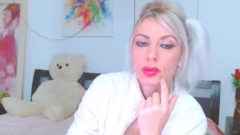 Snapshot of lillianasara chatting on February 17, 12:29 am Lara online show from February 17, 12:29 am