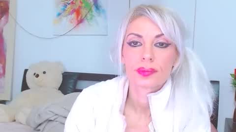 Snapshot of lillianasara chatting on February 17, 9:21 pm Lara online show from February 17, 9:21 pm