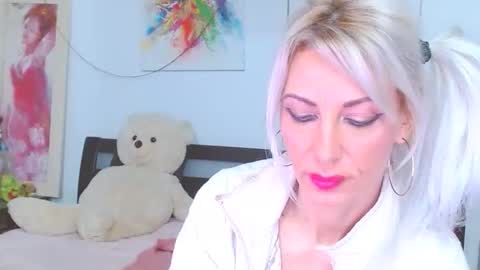 Snapshot of lillianasara chatting on February 21, 11:06 pm Lara online show from February 21, 11:06 pm