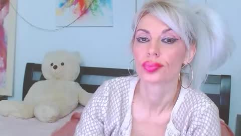 Snapshot of lillianasara chatting on February 24, 1:03 am Lara online show from February 24, 1:03 am