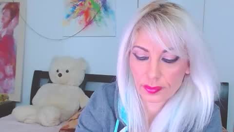 Snapshot of lillianasara chatting on February 26, 1:04 am Lara online show from February 26, 1:04 am