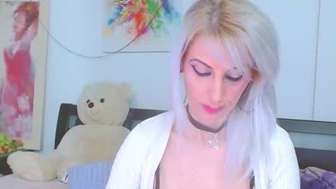 Snapshot of lillianasara chatting on March 27, 10:31 pm Lara online show from March 27, 10:31 pm