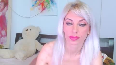 Snapshot of lillianasara chatting on April 15, 1:34 am Lara online show from April 15, 1:34 am