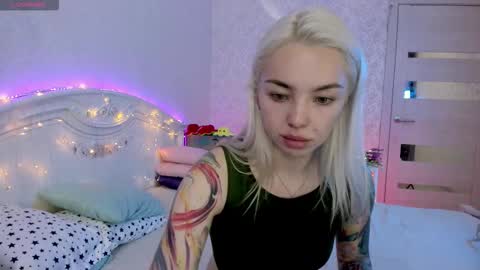 LilliMoore online show from September 19, 11:38 pm