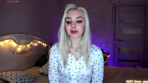 LilliMoore online show from May 13, 11:44 pm