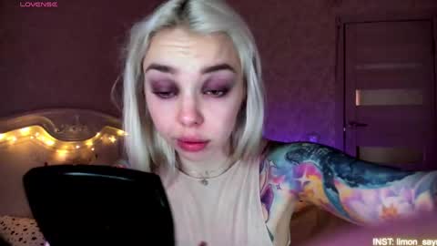 LilliMoore online show from May 18, 1:02 am