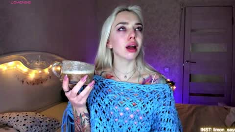 LilliMoore online show from May 19, 11:44 pm
