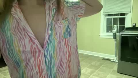 lilly_adams88 online show from April 28, 2:27 am