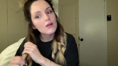 lilly_adams88 online show from June 28, 1:22 am