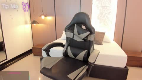 L I L L Y online show from October 15, 12:27 pm