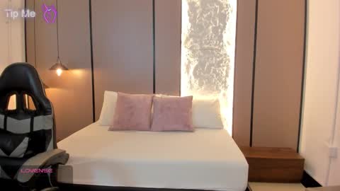 L I L L Y online show from January 15, 12:10 pm